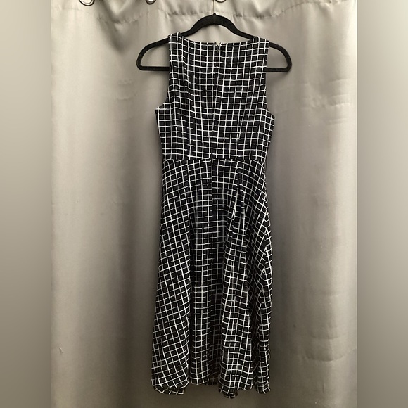 Elle sleeveless midi length black and white dress size 2 - Picture 2 of 3